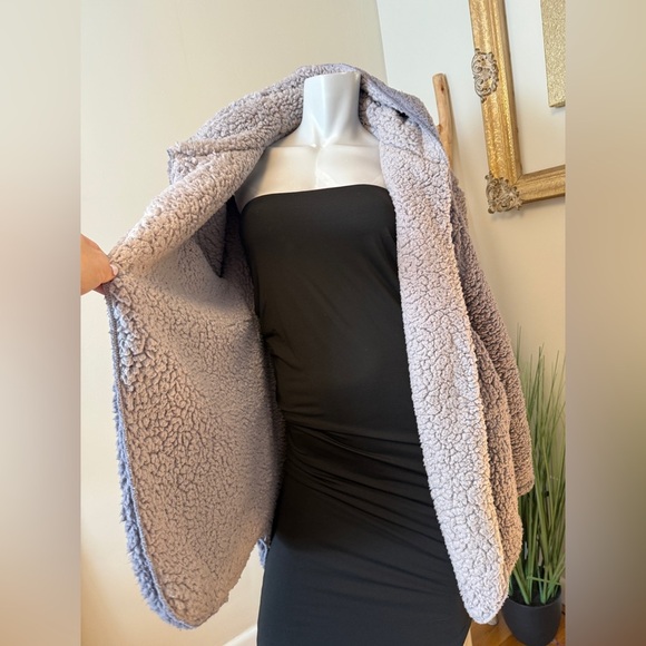 Urban Outfitters Carmella Cozy Gray Sherpa Jacket Medium EUC - Picture 3 of 9